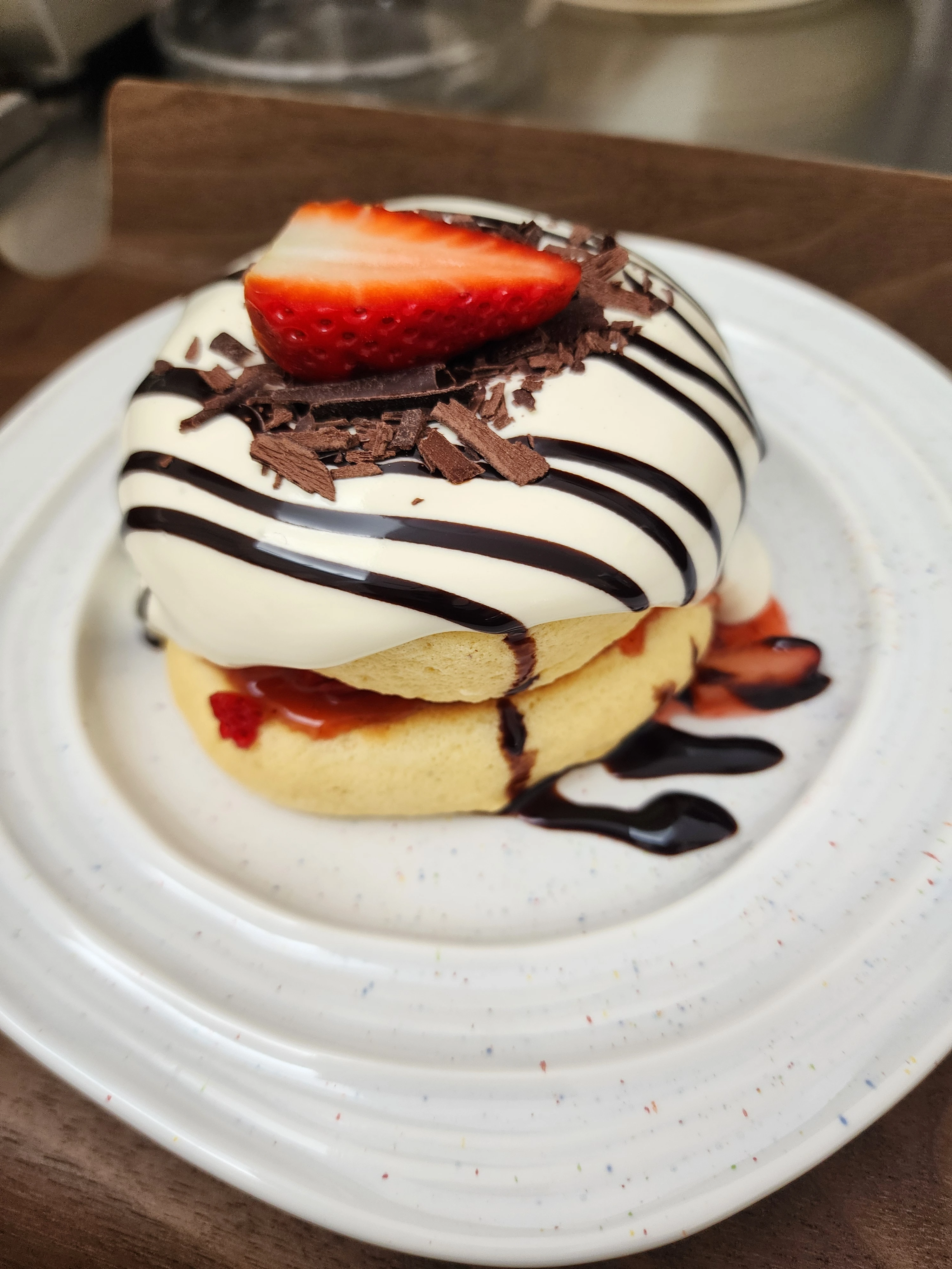 Strawberry & Chocolate soufflé pancakes · 草莓巧克力